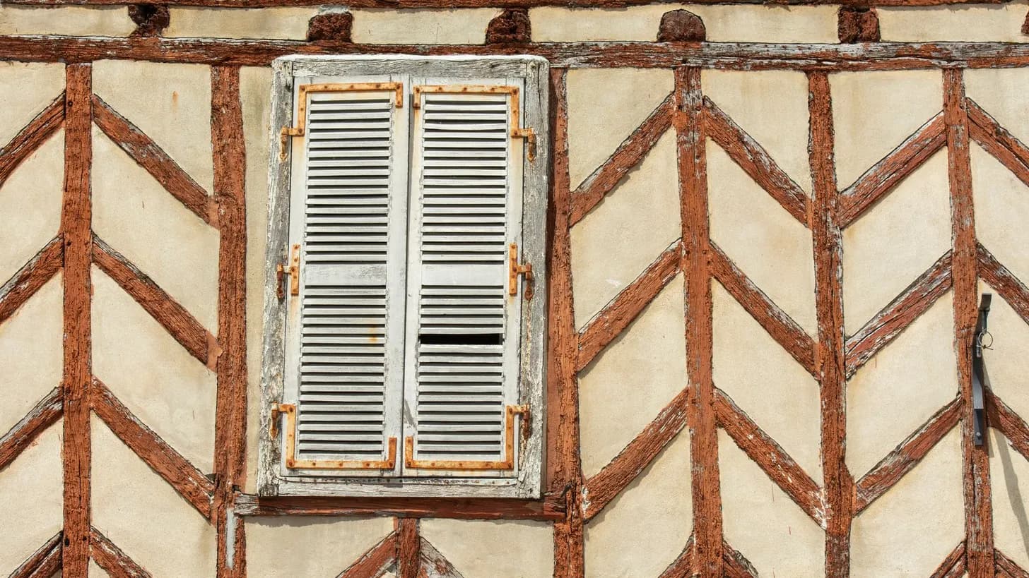 Timber vs PVC plantation shutters: which suits your NSW home? — LuxeShutters