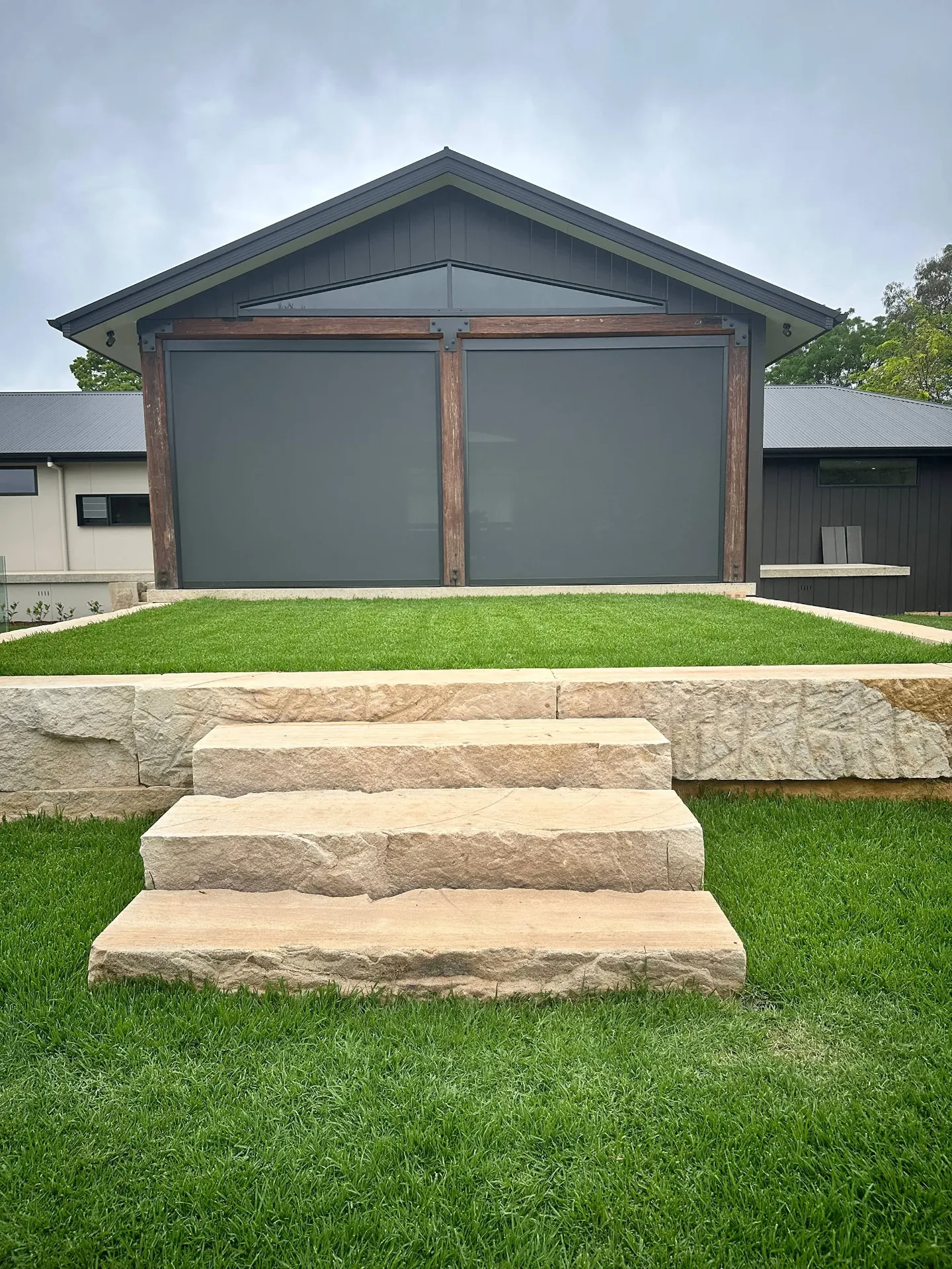 Gable-roof outdoor area with zipscreen blinds