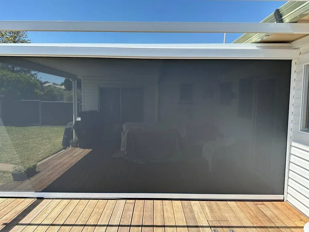 Deck zipscreen providing shade and privacy
