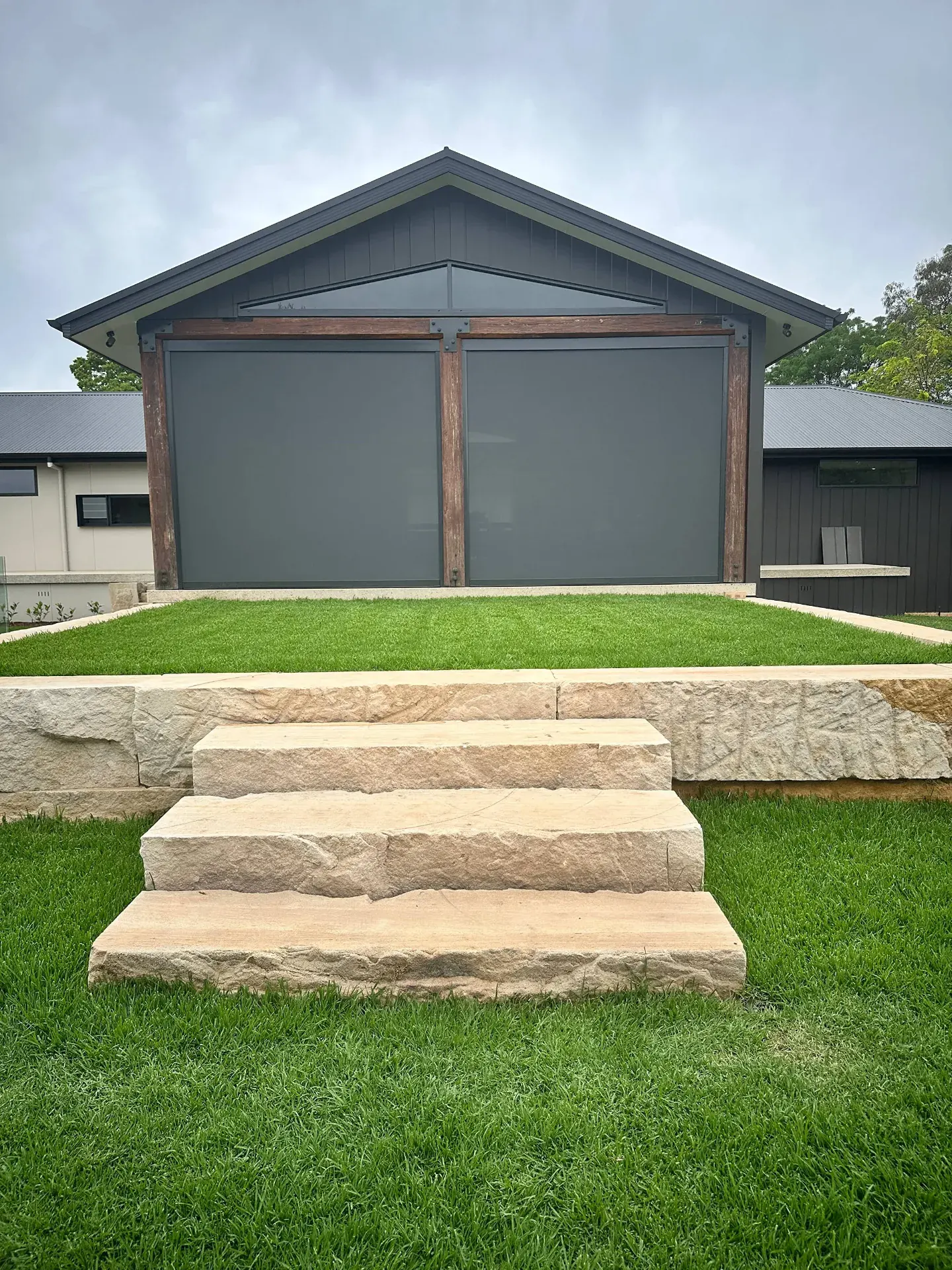 Gable-roof outdoor area with zipscreen blinds